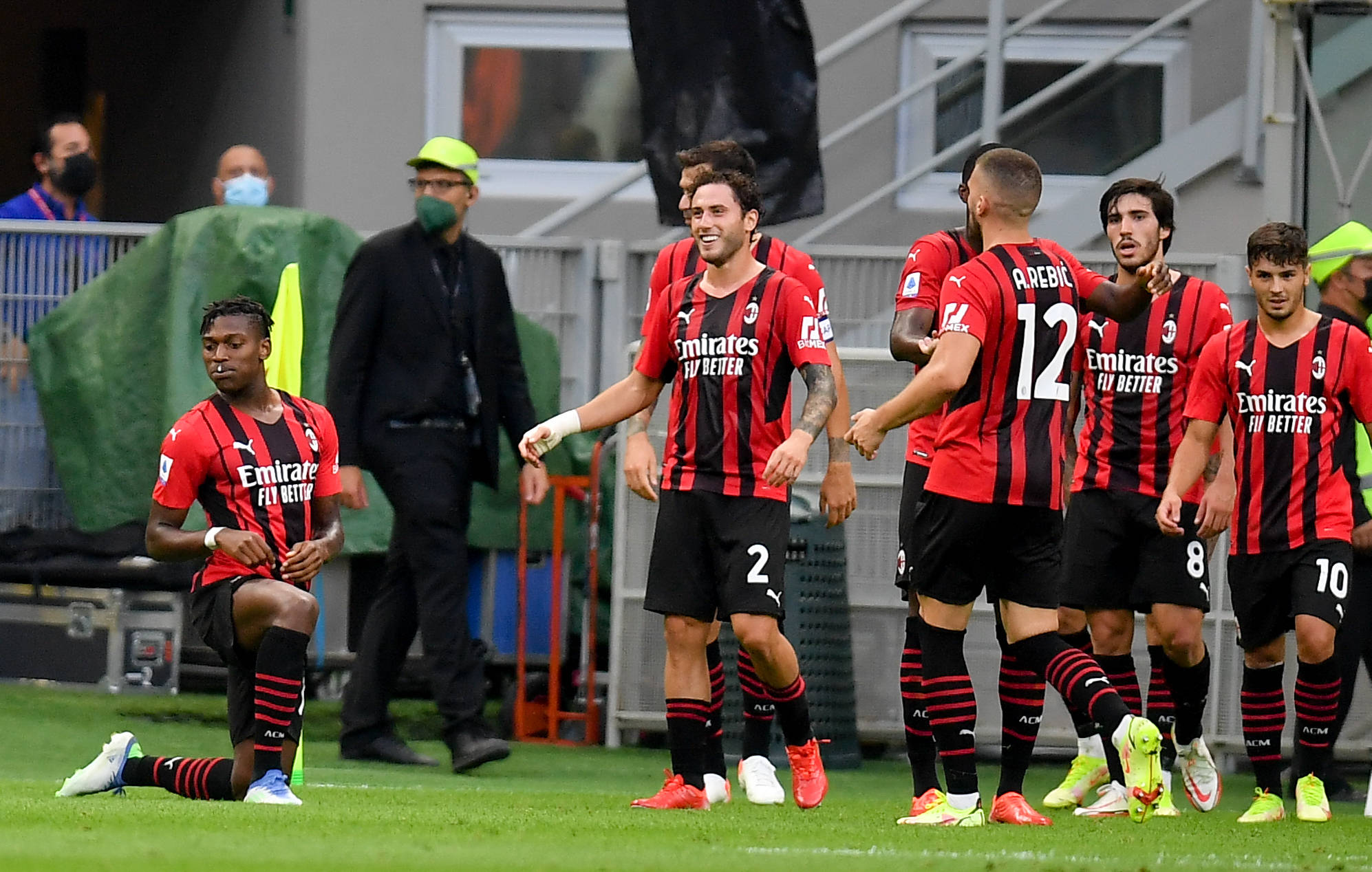 回馈家乡父老，河南队杨意林为后林村80岁以上老人发放礼品（河南队杨意林回乡送暖：向后林村80岁以上老人发放礼品）