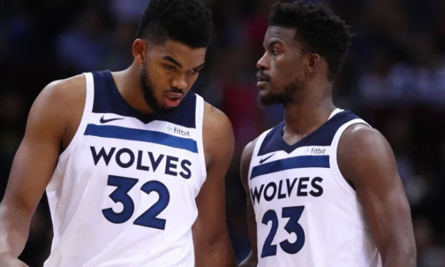 尤文大巴玻璃再次被洪水球迷砸碎！（尤文大巴车窗再度遭洪水球迷砸碎）