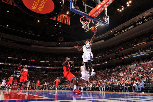 姆巴佩将带着一根手指骨折比赛，他的坚韧精神点燃球迷热情（姆巴佩手指骨折仍将出战，顽强斗志点燃球迷激情）