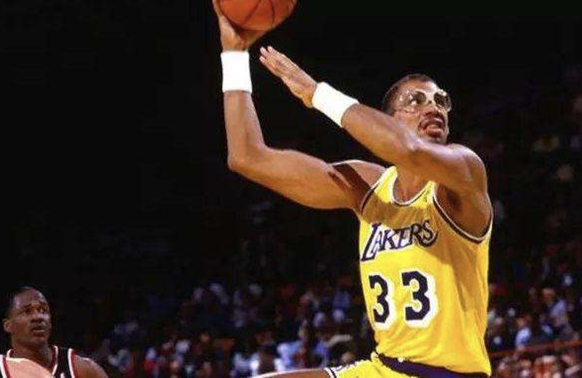 球星赛后发文鼓励全队：继续战斗（赛后球星发文为球队打气：奋战到底）