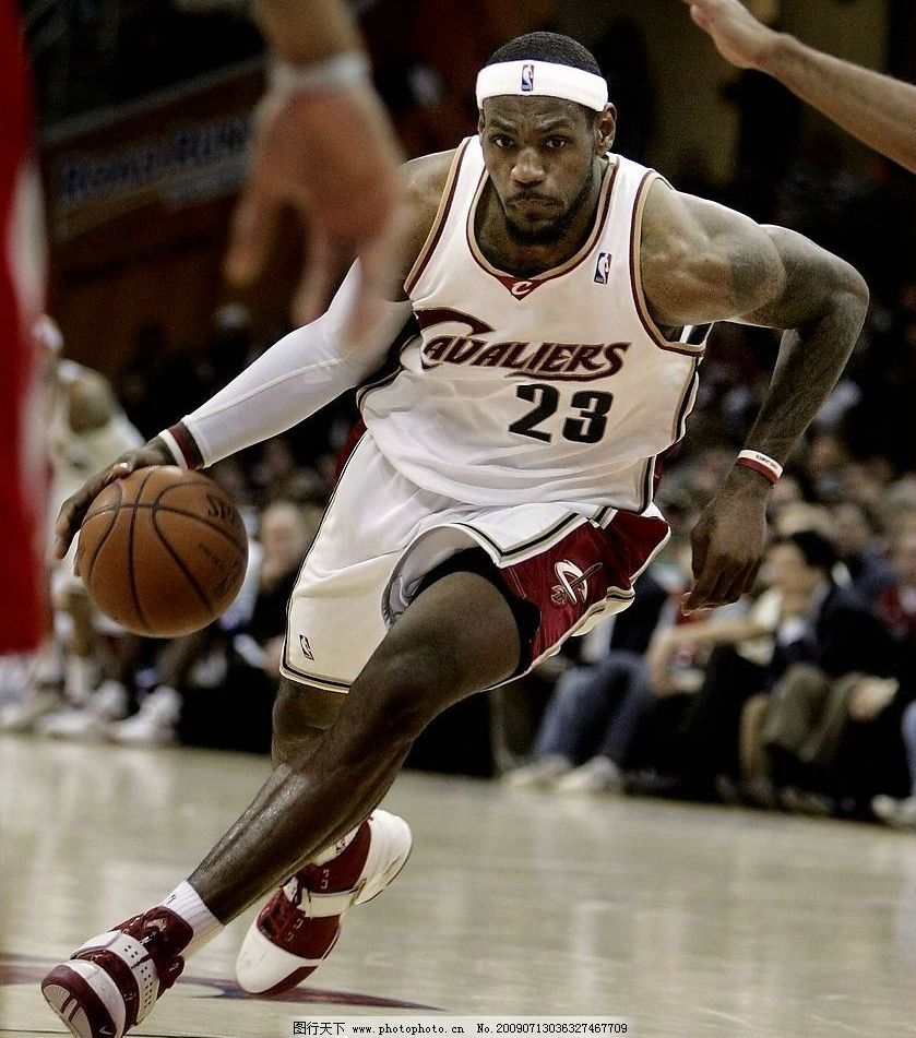 里贝里儿子赛义夫身穿阿尔及利亚球衣自拍，引起热议（里贝里之子赛义夫晒阿尔及利亚球衣自拍，引发热议）