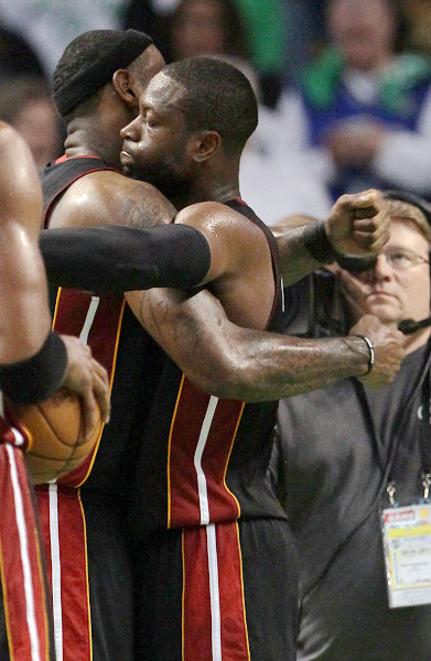 科隆4-1大胜九人汉堡，卡明斯基、马拉破门，菲拉伊、维埃拉离场（科隆4-1击退九人汉堡，卡明斯基、马拉建功，菲拉伊与维埃拉被罚下）