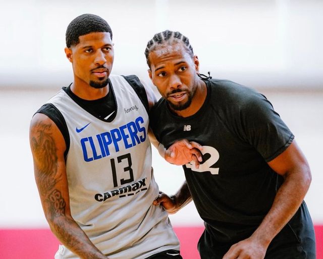 吕迪格的防守是站在那里干瞪嘛，比斯洛特先下课的估计是阿隆索（吕迪格防守宛如站桩发呆，先于斯洛特下课的恐怕是阿隆索）