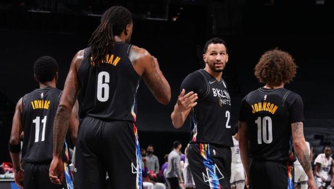 记者：申花今天下午飞赴天津，于汉超、戴伟浚等人随队出征（申花今日下午启程赴津，于汉超、戴伟浚等随队出征）